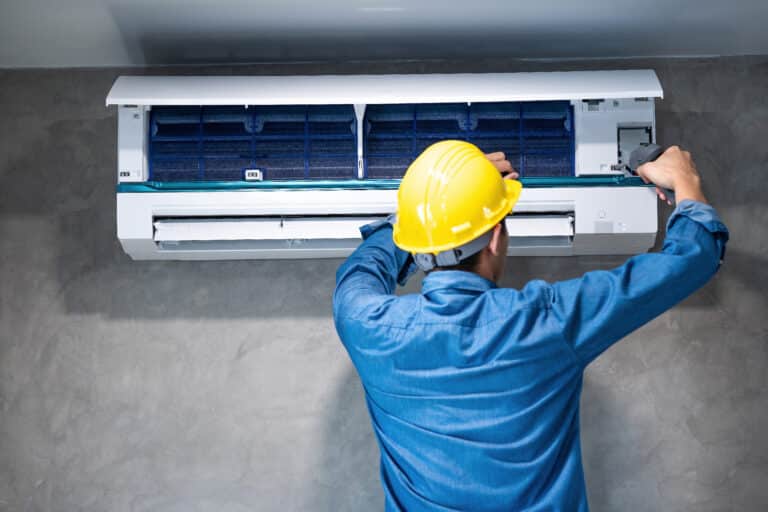 Technicien en entretien d'un climatiseur